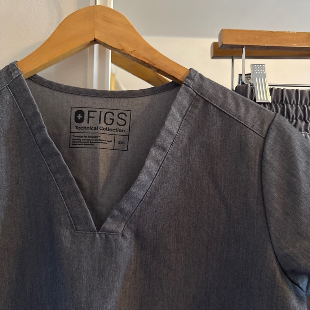 FIGS Women’s V-Neck Short Sleeve Top & Joggers in Charcoal